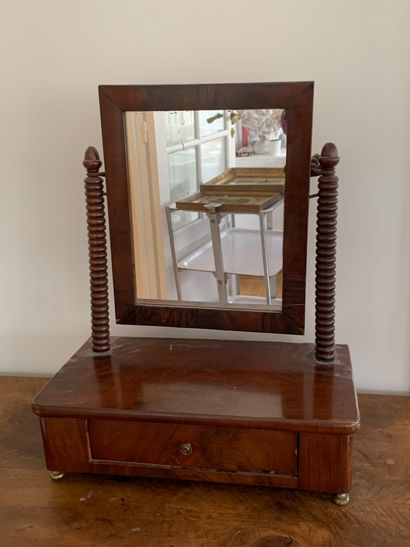 
Coiffeuse de table en placage d'acajou ouvrant...