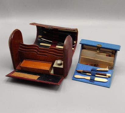 Petite écritoire voyage en cuir et bois,...