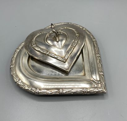 Heart-shaped tripod silver-plated metal bowl...