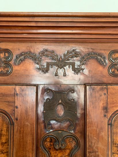 Armoire bressane à deux portes, en bois naturel...
