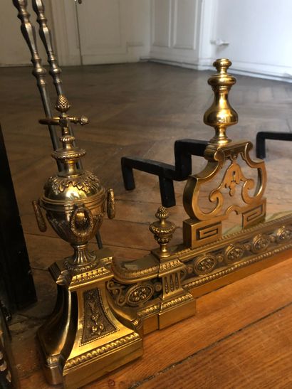Barre de foyer et une paire de chenets en...