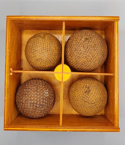 Lot de quatres BOULES cloutées.
