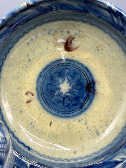 Pot en porcelaine de Chine blanc bleu à décor...