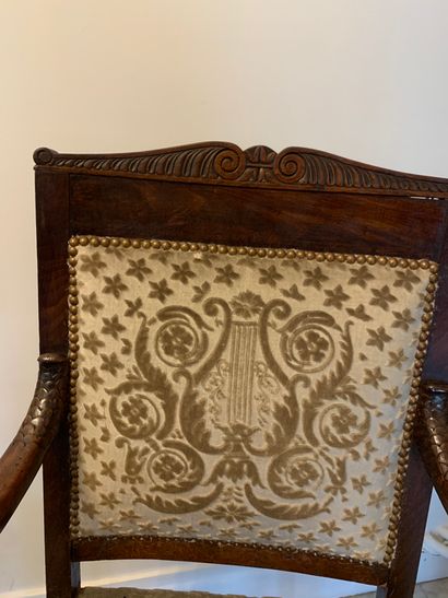 Paire de fauteuils en bois naturel, accotoirs...