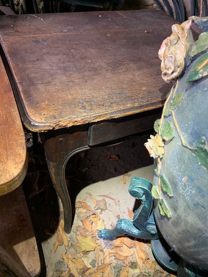 
NON VENU Petite table-bureau de forme galbée...
