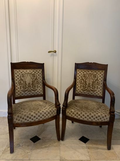 Paire de fauteuils en bois naturel, accotoirs...