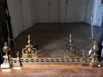 Barre de foyer et une paire de chenets en...