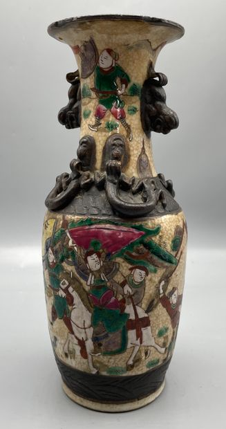 
CHINE. Vase en céramique de Nankin à décor...