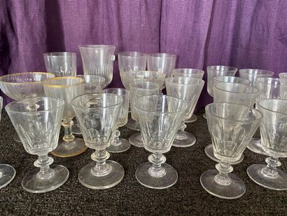 Ensemble de verres comprenant verres à eau,...