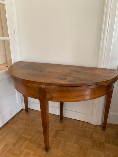 Table demi-lune en placage de noyer ouvrant...