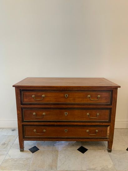 Commode en bois de placage ouvrant à trois...