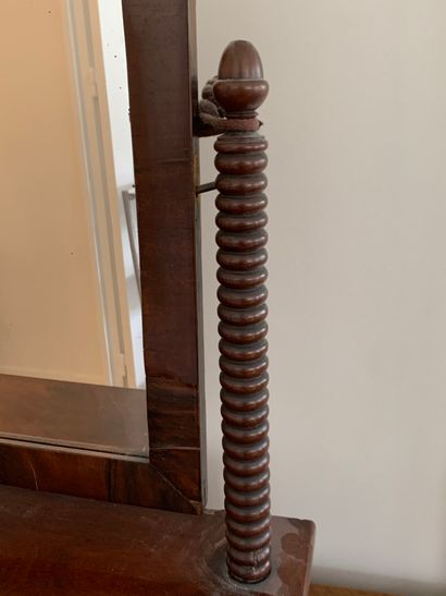 
Coiffeuse de table en placage d'acajou ouvrant...