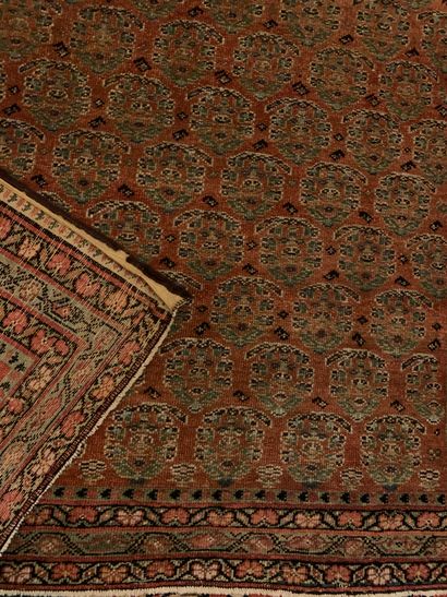 Tapis d’orient rectangulaire à décor de boteh...