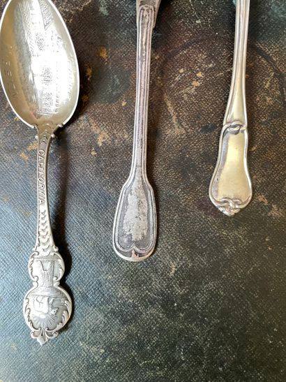 Un lot de 7 petites cuillèrs en argent dépareillées....