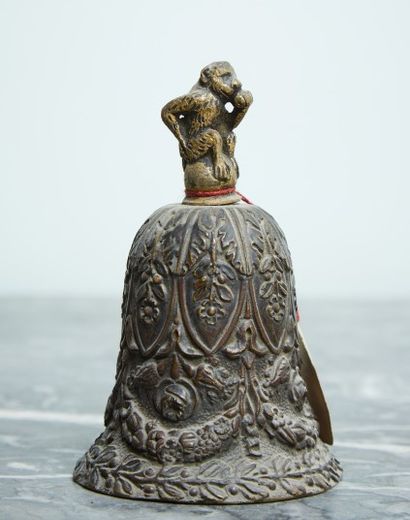 Cloche de table en bronze, la prise figurant...
