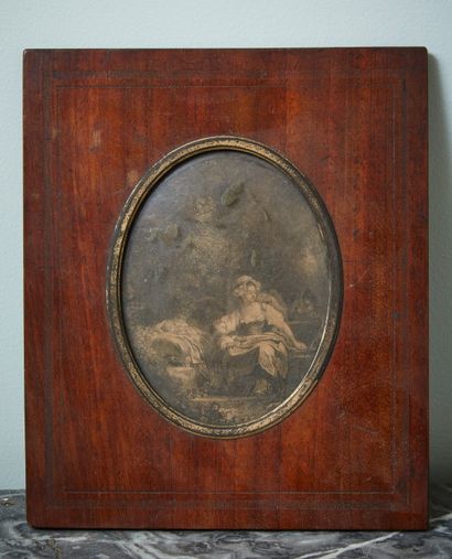 Veneer frame, decorated with an engraving.

12...