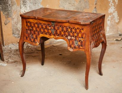 Veneer dressing table decorated with a marquetry...