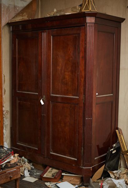 Mahogany cabinet with two doors, fluted and...