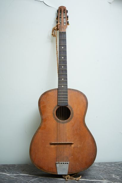 Antique guitar, steel strings, in the state.

Height...