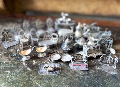 Collection de mobiliers et objets miniatures...