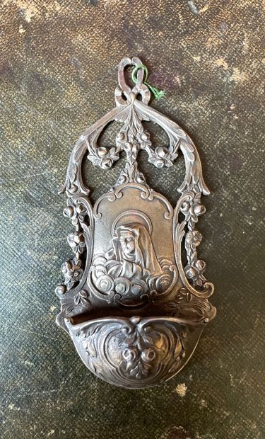 Bénitier d'applique en argent à décor ajouré...