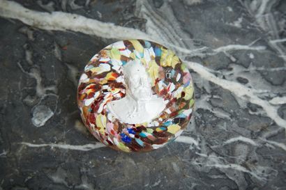 Boule presse-papier en sulfure à décor d'un...