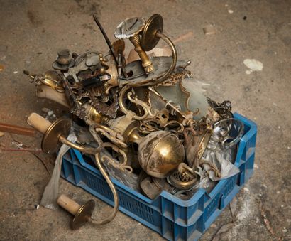 
Lot d'éléments de lustre en bronze et une...