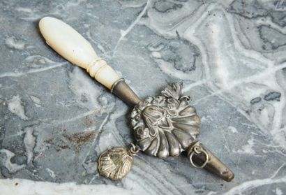 
Hochet siffleur en argent, manche en nacre...