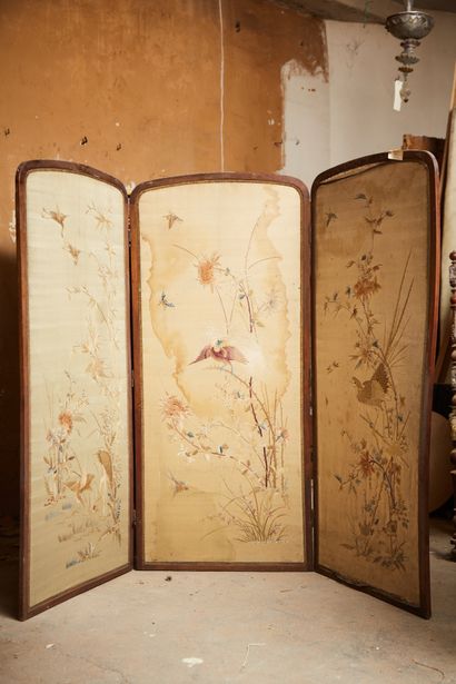 Three-leaf screen in natural wood decorated...