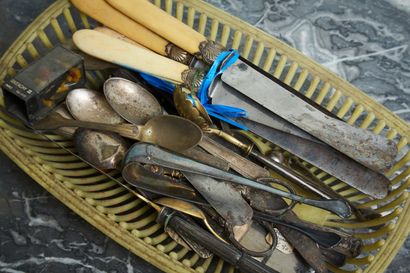 Un lot d'objets divers et couverts en métal...