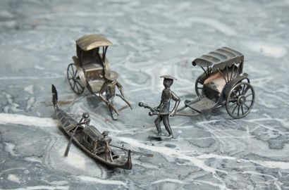 Trois petits objets en argent décoratifs...