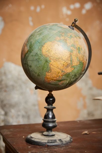 Globe terrestre par Vivien de St Martin à...