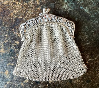 Petite bourse-minaudière en argent à décor...