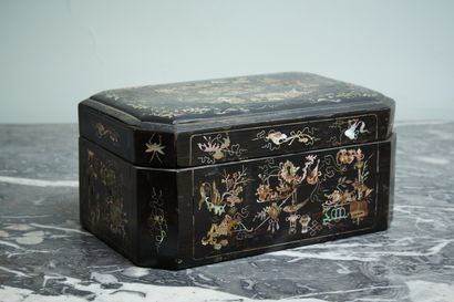 Coffret à bijoux en bois exotique à décor...