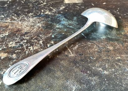 Cuiller à sauce en argent modèle orné d'un...