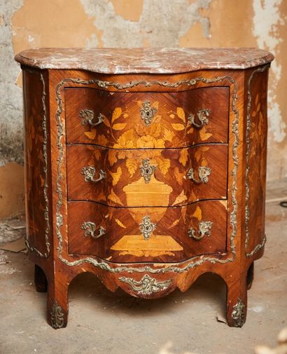 A small commode in veneer, decorated with...