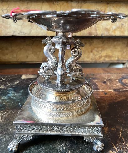 Base de sucrier en argent à décor de trois...