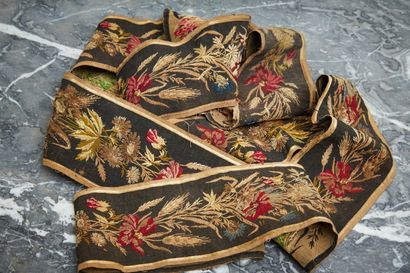 Bande de tissu brodé de fleurs et épis.

Environ...