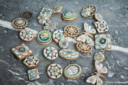 Collection de boutons et broches diverses...