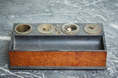 Encrier en bois de placage (manques)

XIXe...