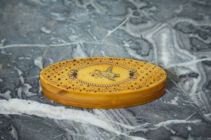 Box calisson in blond horn, lid decorated...