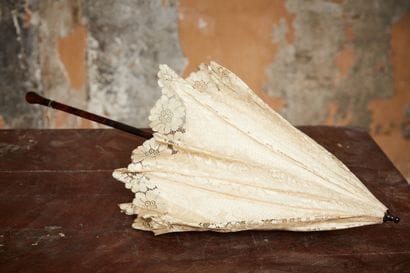 Ombrelle en dentelle, le manche en bakélite...
