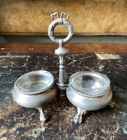 Salière double en argent à décor guilloché.

Fin...