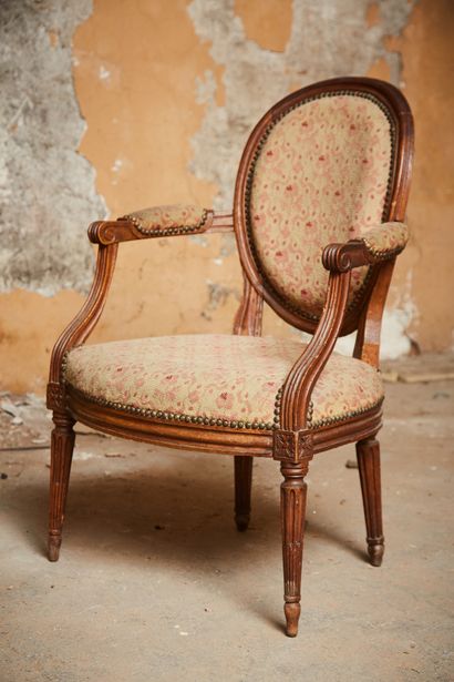 Cabriolet armchair in natural wood with mouldings....