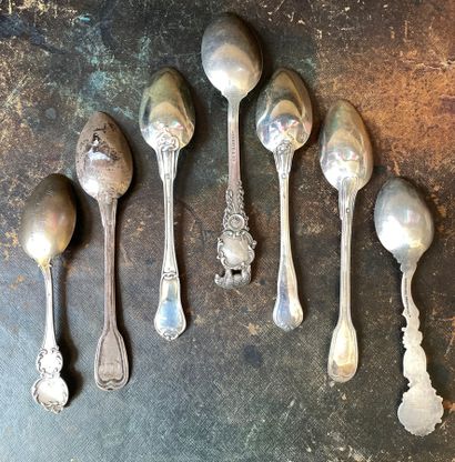 Un lot de 7 petites cuillèrs en argent dépareillées....