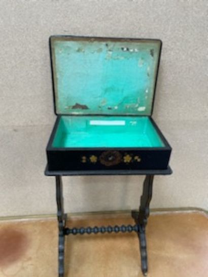 Black lacquered and gilded wood working table.

Napoleon...
