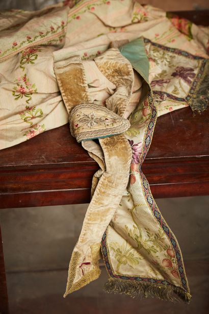 
Un tissu brodé et deux ornements de calice.

XIXe...
