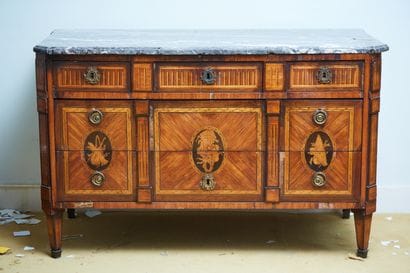 Veneered chest of drawers, decorated with...