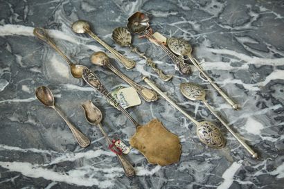 
Un lot de pelles à sel et petites cuillèrs...
