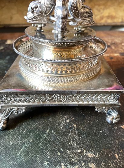 Base de sucrier en argent à décor de trois...
